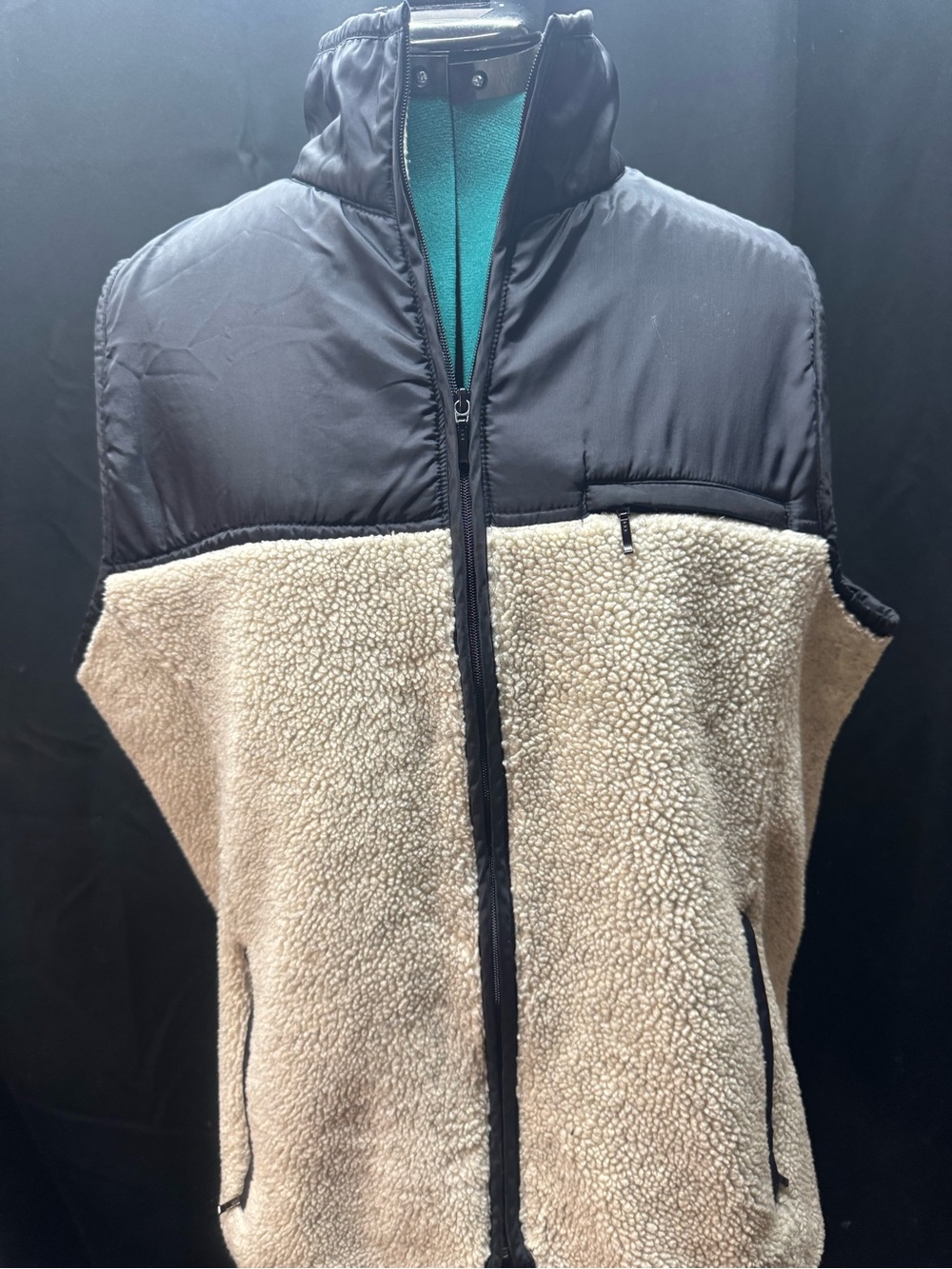 GAP Men's Two-Tone Sherpa Vest in Beige and Black